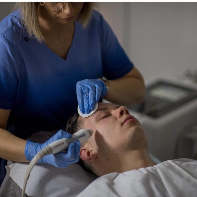 Kosmetologia specjalistyczna - oczyszczanie wodorowe - zabiegi na twarz - VS Akademia Urody Łódż Złotno 56